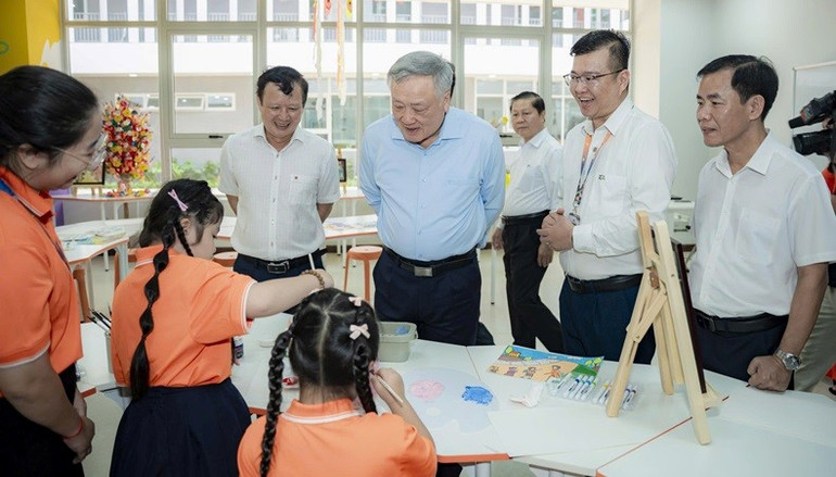Phó Thủ tướng Thường trực Chính phủ Nguyễn Hòa Bình kiểm tra cơ sở vật chất Tổ hợp Giáo dục FPT Huế. (Ảnh: LÊ HOÀNG) 5.jpg