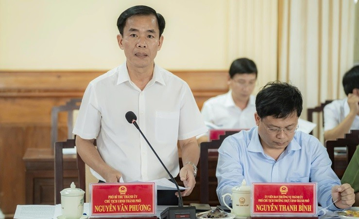 Chủ tịch Ủy ban nhân dân thành phố Huế Nguyễn Văn Phương báo cáo tóm tắt về tình hình kinh tế-xã hội trong 6 tháng đầu năm 2025 của thành phố. 5-8188.jpg