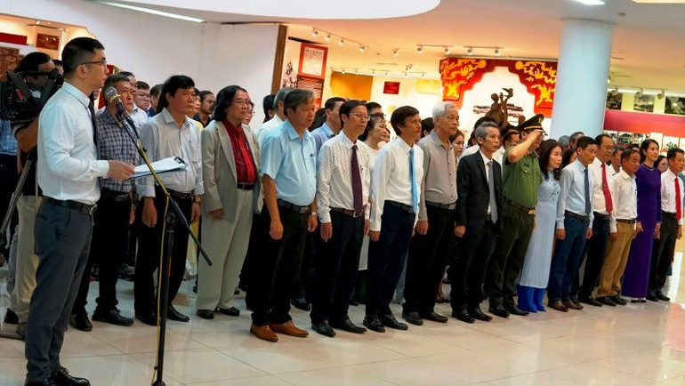 Các thế hệ người làm báo trong thành phố đã dành phút mặc niệm để tưởng nhớ công lao to lớn của Chủ tịch Hồ Chí Minh. c.jpg