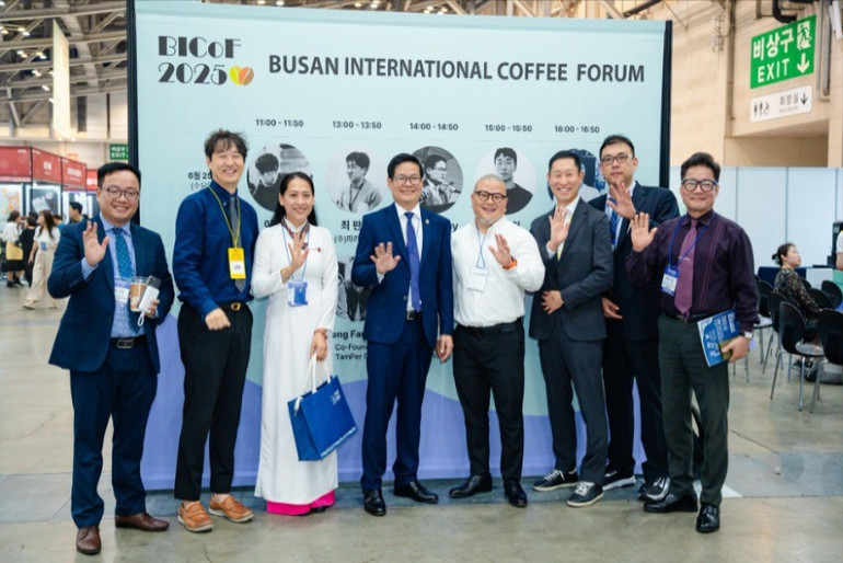Các đơn vị của tỉnh Đắk Lắk mang đến nhóm bốn gian hàng cà-phê đặc sản trực tiếp trưng bày và giao lưu với người tiêu dùng Hàn Quốc tại triển lãm. img-0840-1349.jpg