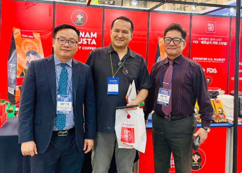 Ông Hoàng Danh Hữu và nhà nhập khẩu chụp hình lưu niệm cùng Nhà phân phối tại triển lãm. img-0844-7335.jpg