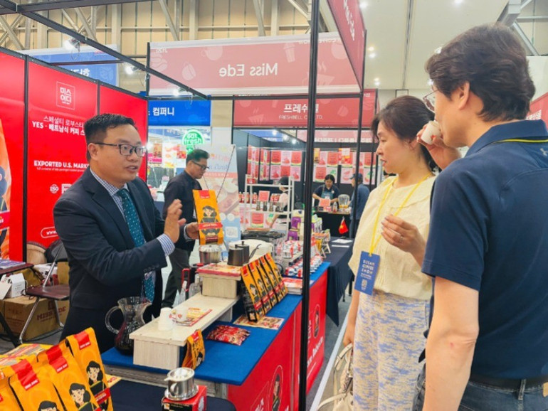 Ông Hoàng Danh Hữu, Nhà sáng lập thương hiệu MISS EDE giới thiệu cà-phê MISS EDE Vietnam Robusta với người tiêu dùng Hàn Quốc tại triển lãm. img-0835-2526.jpg