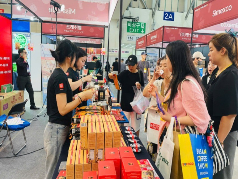 Người tiêu dùng Hàn Quốc thưởng thức cà-phê MISS EDE Vietnam Robusta tại Triển lãm Busan Coffee Show 2025 lần thứ 15. img-0847-6118.jpg