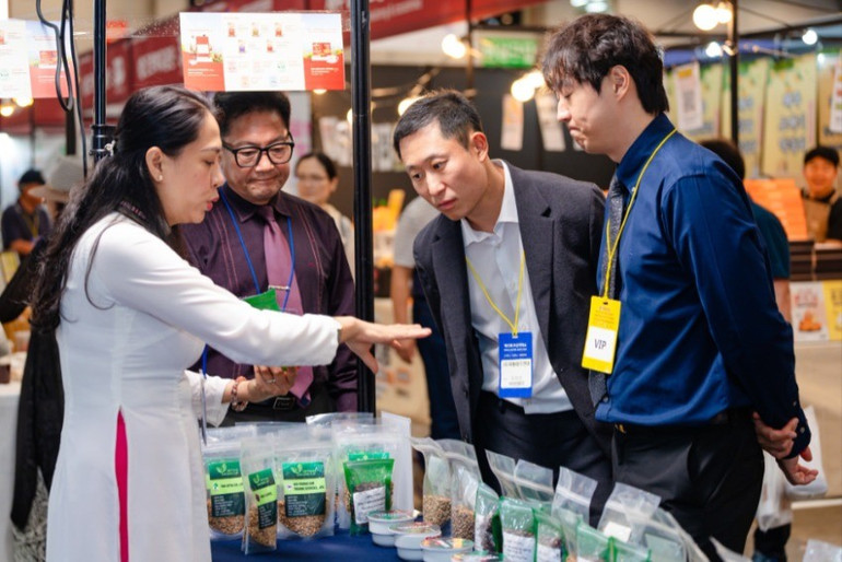 Simexco Daklak giới thiệu các dòng cà-phê nhân xanh Fine Robusta từ Đắk Lắk với người tiêu dùng Hàn Quốc tại triển lãm. img-0839-9891.jpg