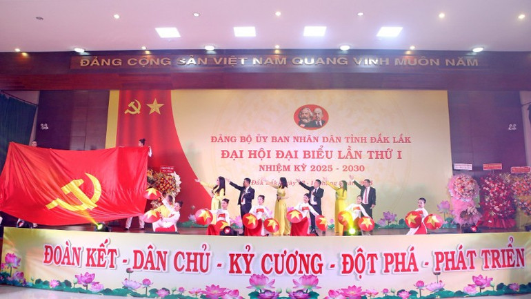 Văn nghệ chào mừng đại hội. img-1098-5778.jpg