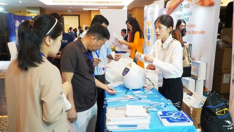 Delegates participate in the exhibition space of medical products, technology, equipment and pharmaceuticals. 4.jpg