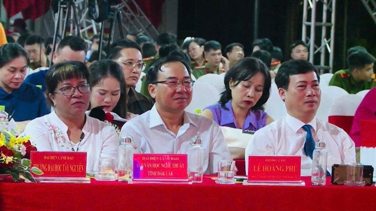 Các đại biểu dự lễ khai mạc. 116-7127-3358.jpg