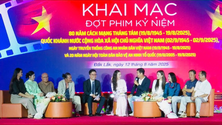 Khán giả tỉnh Đắk Lắk được giao lưu với các nghệ sĩ, diễn viên ba đoàn làm phim của ba bộ phim gồm: “Bà già đi bụi”, “Ký ức Nam Xuân” và “Đào, phở và piano”. 117-5178.jpg