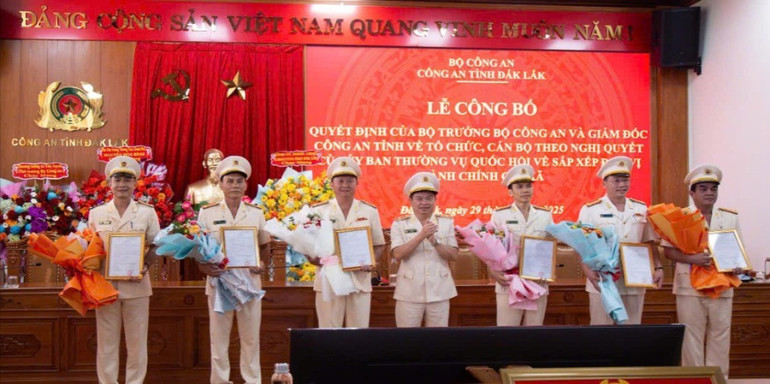 Thiếu tướng Phan Thanh Tám, Giám đốc Công an tỉnh Đắk Lắk trao quyết định của Bộ trưởng Công an về công tác cán bộ cho sáu đồng chí Phó Giám đốc Công an tỉnh Đắk Lắk. img-0188-7489.jpg