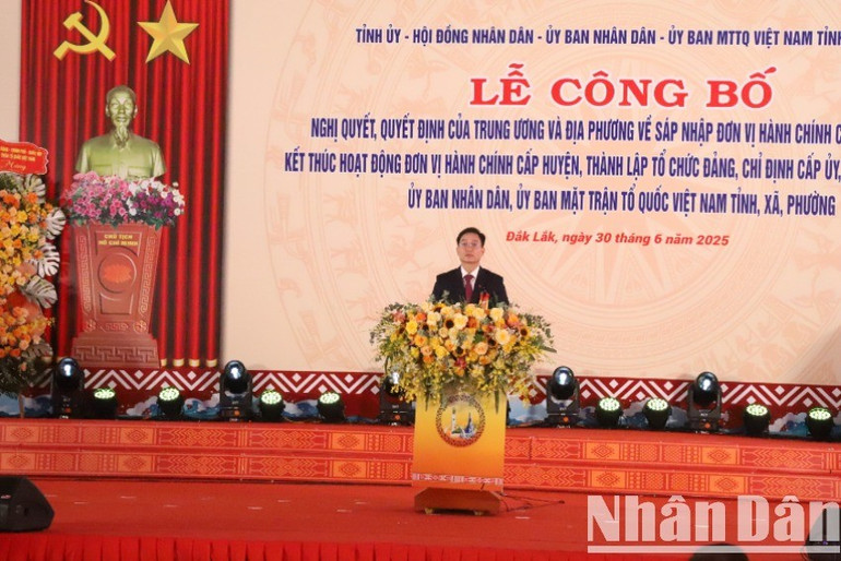 Bí thư Tỉnh ủy Đắk Lắk Nguyễn Đình Trung phát biểu tại buổi lễ. img-0771-1322.jpg