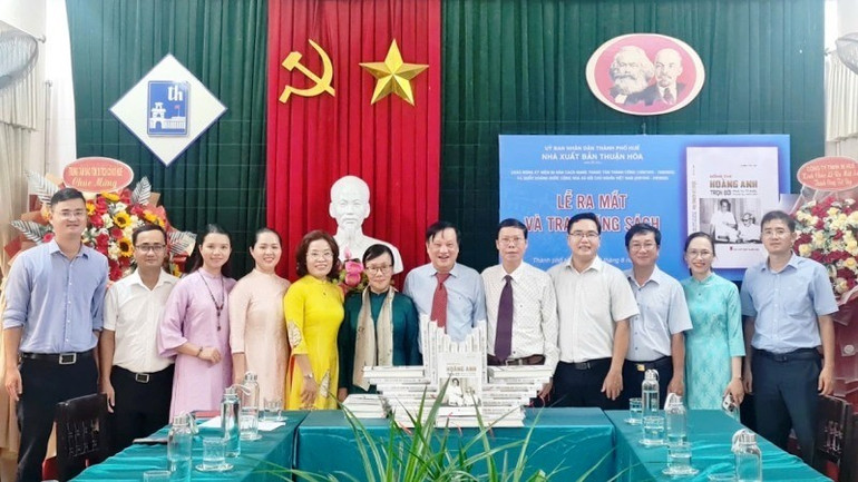 Đại diện gia đình đồng chí Hoàng Anh chụp ảnh lưu niệm cùng tập thể Nhà xuất bản Thuận Hóa. 4-2425.jpg