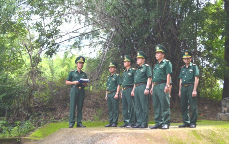 Đoàn đến thăm quan bến phà vượt sông Sêrêpốk. img-0811-1178-8289.jpg