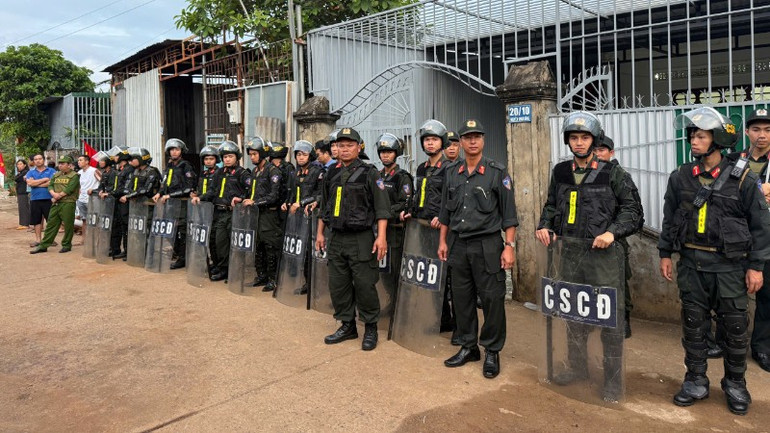 Lực lượng cảnh sát cơ động tại hiện trường. Ảnh: N.G img-0113-3389.jpg