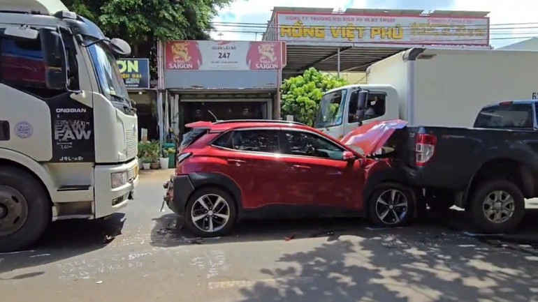 Tổng thiệt hại từ vụ va chạm khoảng hơn 100 triệu đồng. img-216-4087.jpg