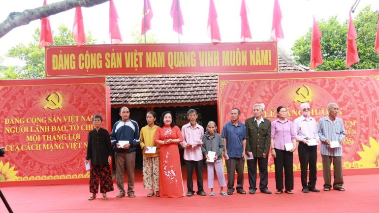 Lãnh đạo Tỉnh ủy Đắk Lắk trao 20 suất quà tặng các gia đình chính sách trên địa bàn xã Đồng Xuân. img-49-6423.jpg