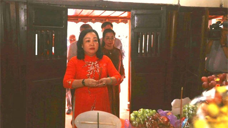 Các đồng chí lãnh đạo tỉnh Đắk Lắk dâng hương tưởng nhớ các vị tiền bối tại Lễ kỷ niệm 95 năm Ngày thành lập Chi bộ Đảng Cộng sản đầu tiên ở Phú Yên. img-48-3520.jpg