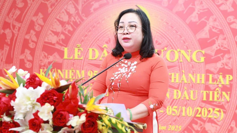 Phó Bí thư Thường trực Tỉnh ủy, Chủ tịch Hội đồng nhân dân tỉnh Đắk Lắk Cao Thị Hòa An đọc diễn văn ôn lại lịch sử 95 năm kể từ Ngày thành lập Chi bộ Đảng Cộng sản đầu tiên đến nay. img-52-9001.jpg