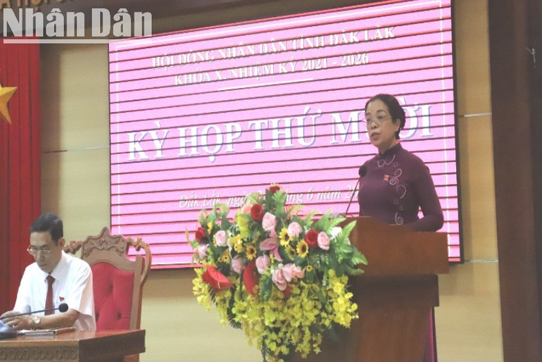 Phó Bí thư Thường trực Tỉnh ủy, Chủ tịch Hội đồng nhân dân tỉnh Đắk Lắk Huỳnh Thị Chiến Hòa phát biểu bế mạc kỳ họp. img-0512-5455.jpg