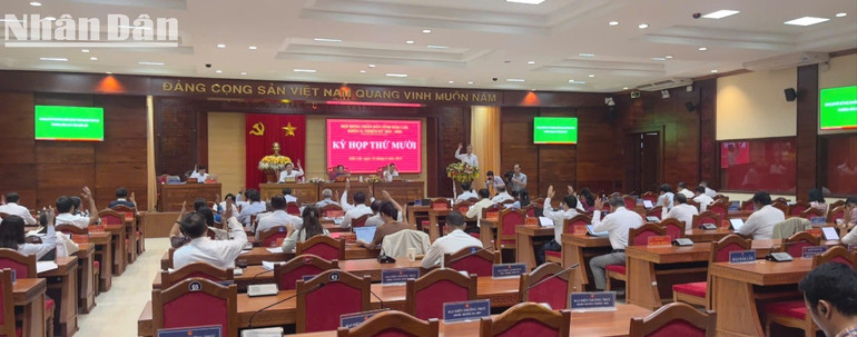 Các đại biểu biểu quyết thông nghị nghị quyết kỳ họp. img-0505-4853.jpg