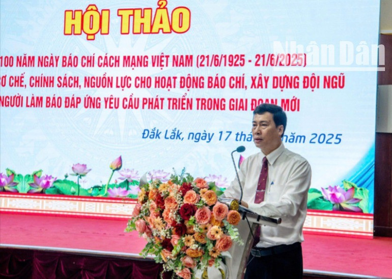 Giám đốc Sở Văn hóa, Thể thao và Du lịch tỉnh Đắk Lắk Trần Hồng Tiến báo cáo đề dẫn hội thảo. img-9881-1666.jpg