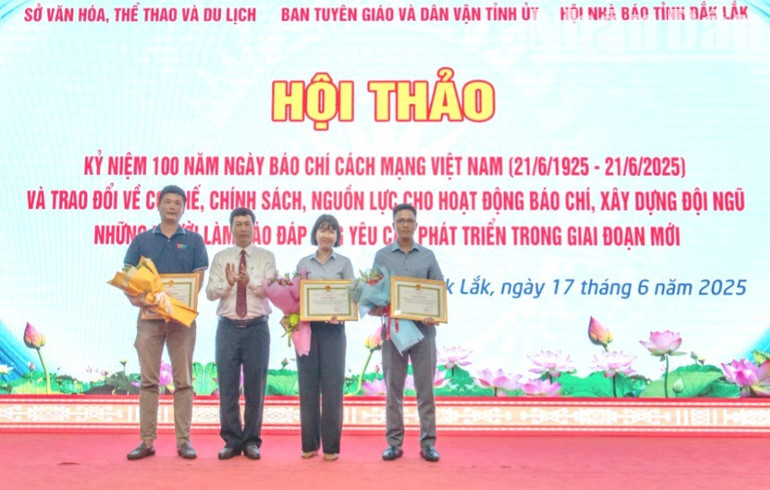 Sở Văn hóa, Thể thao và Du lịch tỉnh Đắk Lắk tặng Giấy khen cho các tập thể có nhiều đóng góp trong công tác thông tin, tuyên truyền cho ngành Văn hóa, Thể thao và Du lịch tỉnh Đắk Lắk. img-9877-4782.jpg
