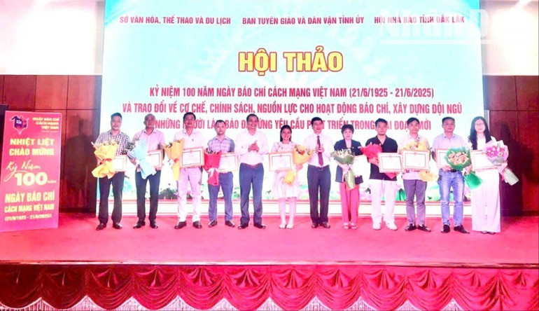 Sở Văn hóa, Thể thao và Du lịch tỉnh Đắk Lắk đã tặng Giấy khen cho các cá nhân có nhiều đóng góp trong công tác thông tin, tuyên truyền cho ngành Văn hóa, Thể thao và Du lịch tỉnh Đắk Lắk. img-9878-405.jpg