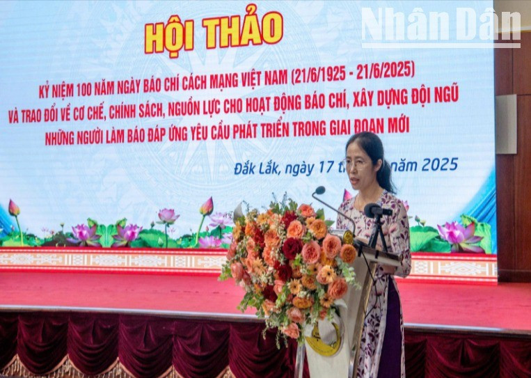 Nhà báo Đàm Thị Thuần, Phó Tổng Biên tập Báo Đắk Lắk tham luận tại hội thảo. img-9880-526.jpg