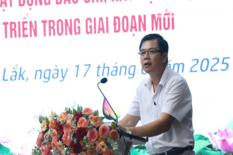 Nhà báo Nguyễn Công Lý, Trưởng Văn phòng đại diện Báo Nhân Dân tại tỉnh Đắk Lắk tham luận tại hội thảo. img-9879-4567.jpg