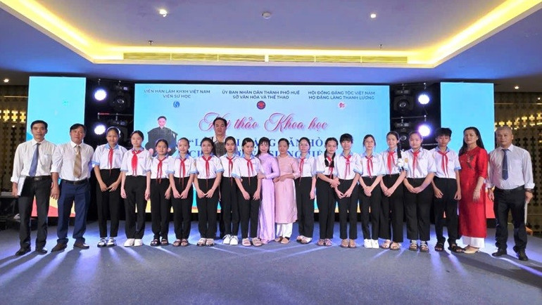 Giáo viên và học sinh Trường trung học cơ sở Đặng Văn Hòa đến với hội thảo. 3.jpg
