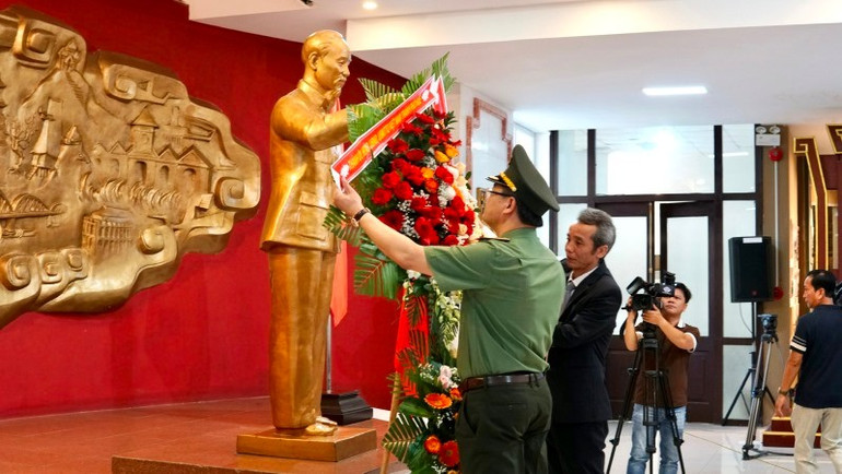 Lãnh đạo thành phố dâng những đóa hoa tươi thắm tri ân Chủ tịch Hồ Chí Minh. b.jpg