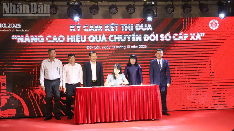 Representatives of the Fatherland Front Committee at the commune level signed a commitment to compete in ndo_tl_img-6682-5723.jpg