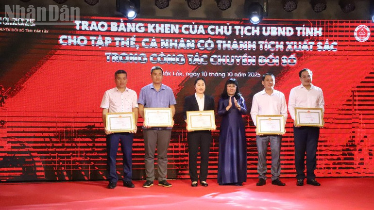 Collectives received Certificates of Merit from the People's Committee of Dak Lak province for their outstanding achievements in digital transformation work of Dak Lak province. ndo_tl_img-6689-8142.jpg