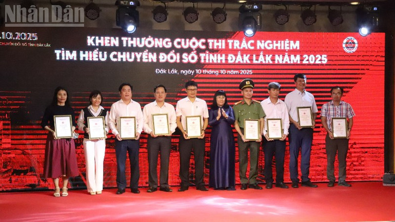 Rewarding the winning collectives in the multiple choice test to learn about digital transformation in Dak Lak province in 2025. ndo_tl_img-6695-9978.jpg