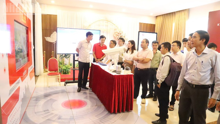 Delegates visited Viettel Dak Lak's booth and digital transformation technology on display at Dak Lak Digital Transformation Day 2025. ndo_tl_img-6579-639.jpg