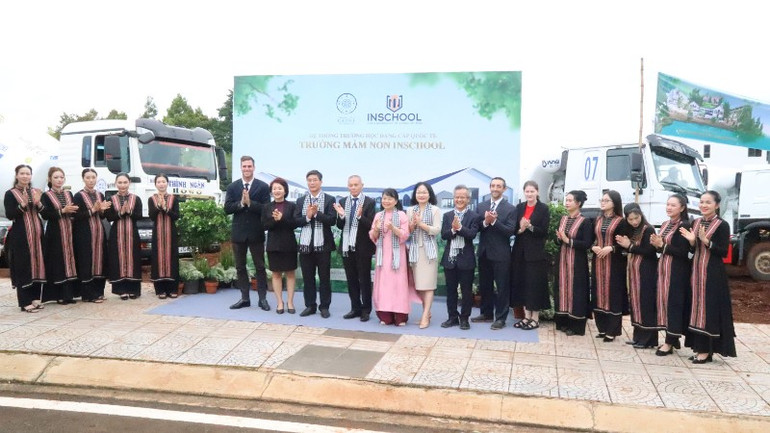 Det internationella standardsystemet för förskole- och grundskolor, utvecklat av Trung Nguyen Legend i samarbete med INschool och Xanh Tue Duc i Coffee City, kommer att tillämpa ett flerspråkigt lärandeprogram med avancerade pedagogiska metoder från hela världen. img-7170-7523.jpg