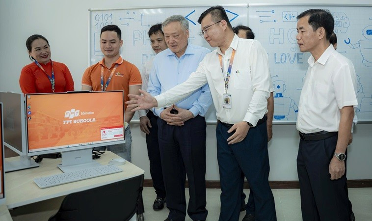 Phó Thủ tướng Thường trực Chính phủ Nguyễn Hòa Bình thăm Tổ hợp Giáo dục FPT Huế. (Ảnh: LÊ HOÀNG) 3.jpg