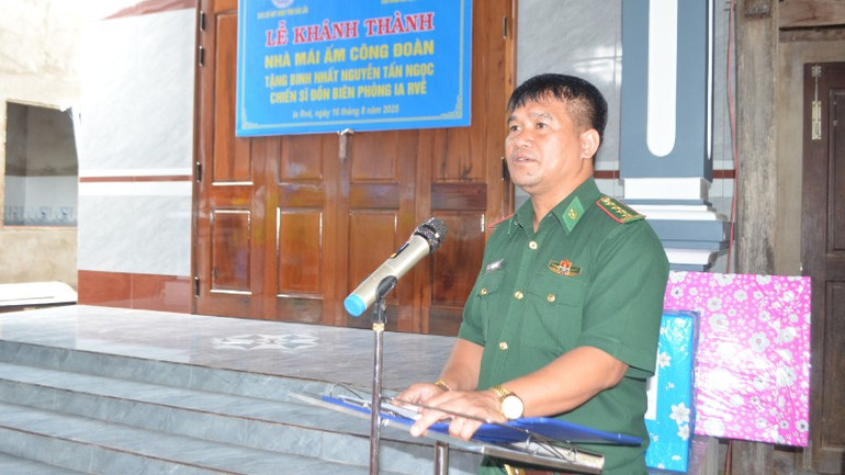 Đại tá Rơ Lan Ngân, Phó Chính ủy Ban Chỉ huy Bộ đội Biên phòng tỉnh Đắk Lắk phát biểu tại buổi lễ. img-0744-4308.jpg