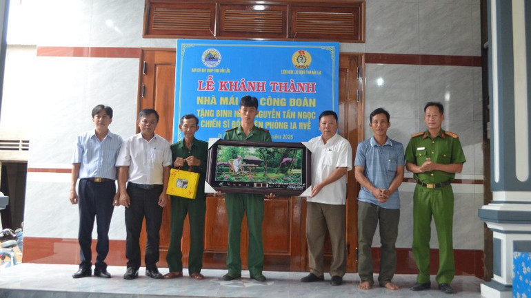 Lãnh đạo Ủy ban nhân dân xã Ia Rvê tặng quà cho gia đình đồng chí Nguyễn Tấn Ngọc. img-0743-8511.jpg