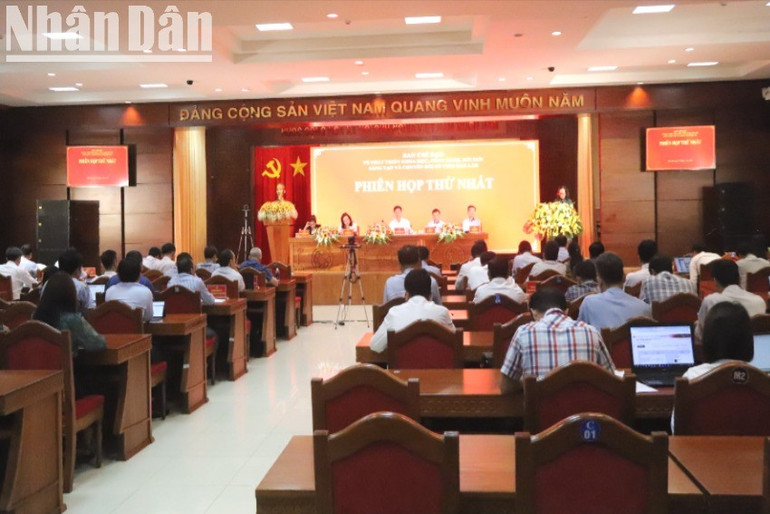 Phiên họp được tổ chức theo hình thức trực tiếp tại hội trường Ủy ban nhân dân tỉnh và trực tuyến tới điểm cầu của 102 xã, phường trên địa bàn tỉnh Đắk Lắk. img-1166-8582.jpg