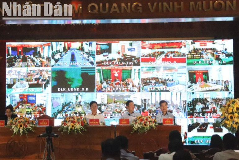 Phiên họp nối trực tuyến tới điểm cầu của 102 xã, phường trên địa bàn tỉnh Đắk Lắk. img-1175-9786.jpg
