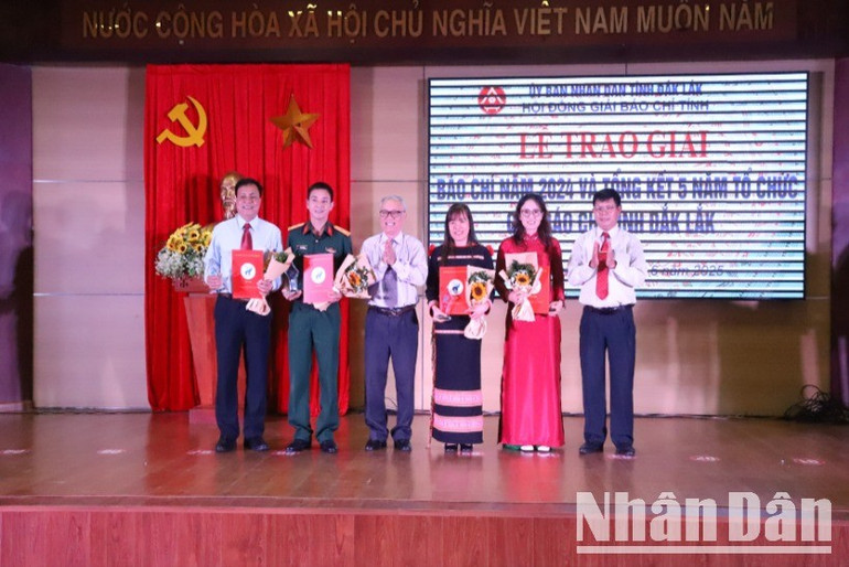 Hội đồng Giải Báo chí tỉnh Đắk Lắk trao Giải B cho các tác giả đạt giải. img-9934-725.jpg