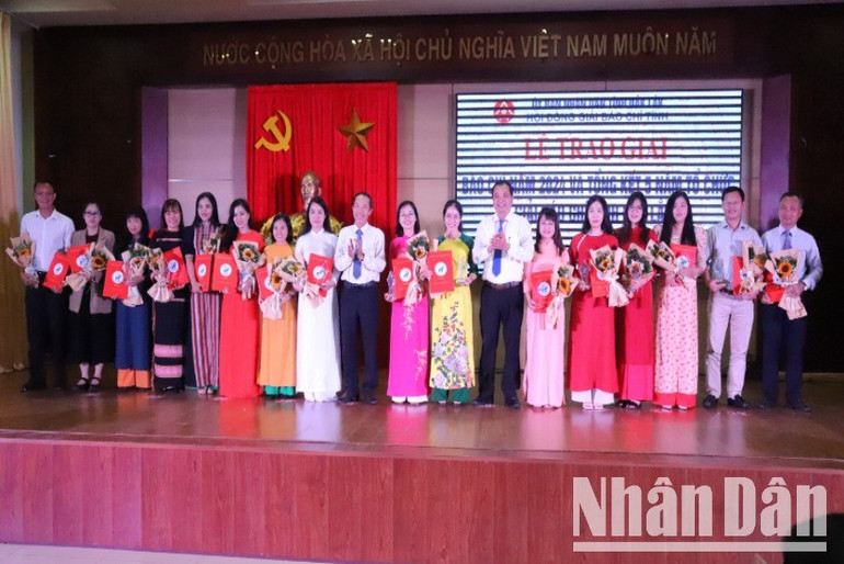 Hội đồng Giải Báo chí tỉnh Đắk Lắk trao Giải C cho các tác giả đạt giải. img-9928-4361.jpg