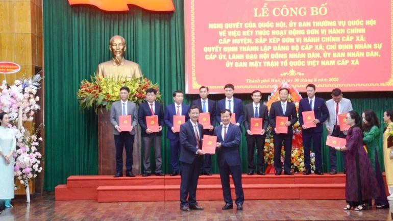 Bí thư Thành ủy Huế Lê Trường Lưu trao Quyết định thành lập Đảng bộ tại 40 xã, phường mới. 6-9015.jpg