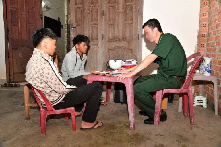 Cán bộ Biên phòng làm việc với hai đối tượng Nghĩa và Hùng. img-0766-7885.jpg