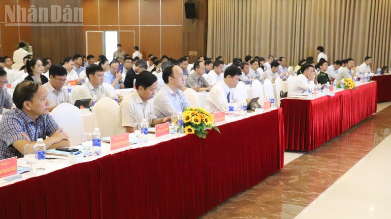 Các đại biểu và học viên dự hội nghị. ndo_tl_img-6860-8899.jpg