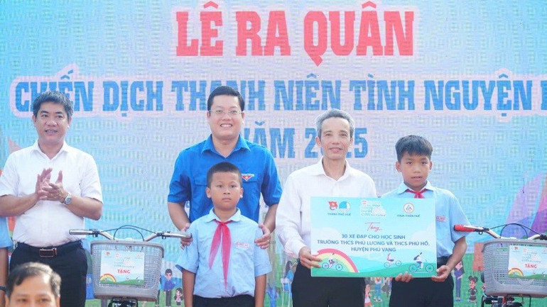 Trao học bổng và xe đạp cho học sinh vượt khó học tốt. 6.jpg