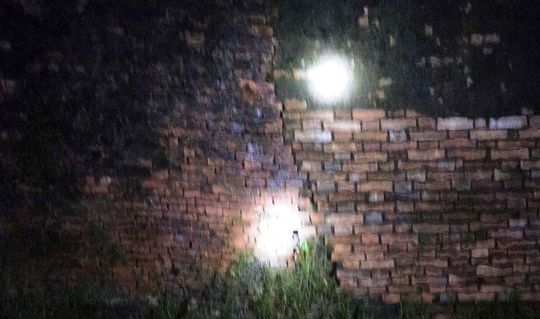 Ghi nhận tại một số đoạn tường lân cận cũng có xu hướng nghiêng vào trong, một số đoạn biểu hiện rạn nứt, kết cấu yếu. 2.jpg