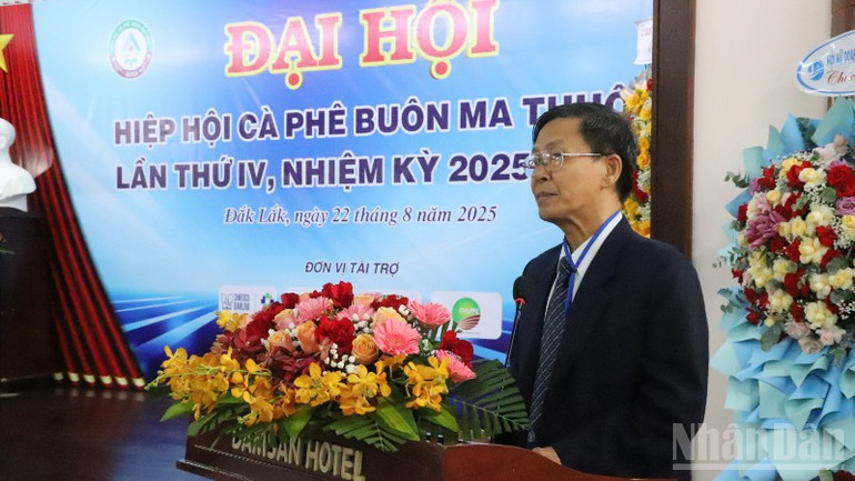 Ông Trịnh Đức Minh, Chủ tịch Hiệp hội Cà-phê Buôn Ma Thuột phát biểu tại Đại hội. ndo_br_img-3839-5702.jpg