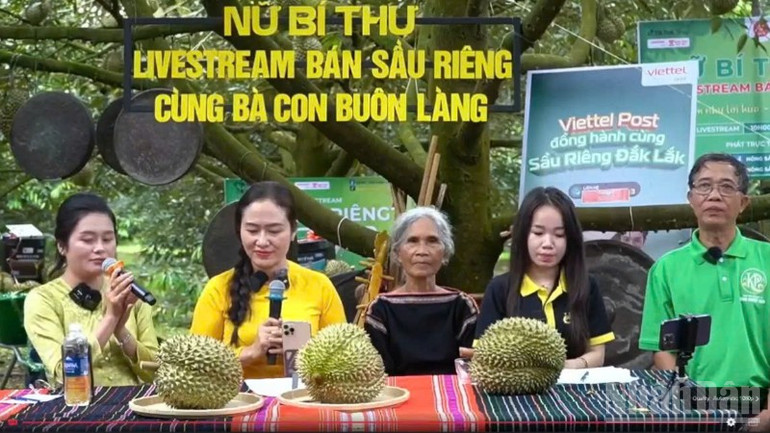 Đồng bào dân tộc thiểu số ở xã Ea Knuếc tham gia giới thiệu thương hiệu “Sầu riêng Ami Kâo-Sầu riêng của mẹ”. ndo_br_img-0287-3770.jpg