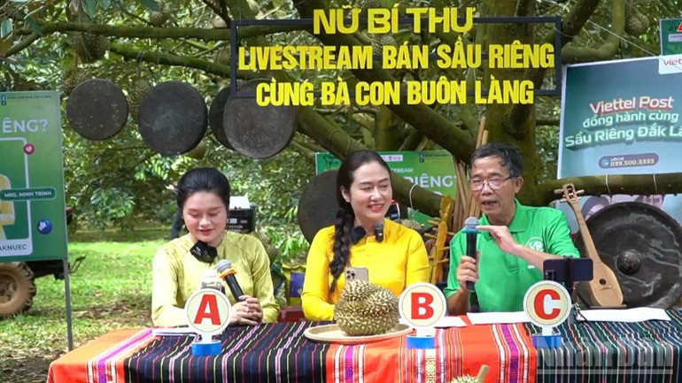 Ông Mai Đình Thọ, Chủ tịch Hội đồng quản trị Hợp tác xã dịch vụ nông nghiệp Sạch, xã Ea Knuếc chia sẻ về quy trình canh tác nông nghiệp sạch, sầu riêng hữu cơ của xã viên hợp tác xã. ndo_br_img-0280-3421.jpg